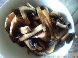 Тушеная молодая капуста с грибами и картофелем: Грибы почистить, помыть, нарезать.