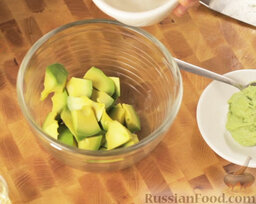 Соус из авокадо и васаби: Авокадо очистить от кожуры, удалить косточку. Мякоть авокадо нарезать небольшими кусочками.