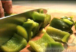 Тушеные овощи: Перцы очистить от плодоножек и семян, нарезать квадратиками.