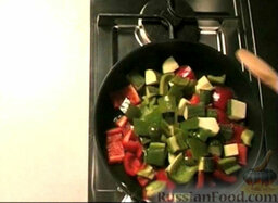 Тушеные овощи: На сковороде разогреть растительное масло. Выложить овощи на сковороду, аккуратно перемешать, накрыть крышкой.