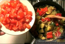 Тушеные овощи: Добавить помидоры к остальным овощам. Перемешать.