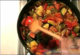 Тушеные овощи: Посолить, добавить веточки петрушки. Накрыть крышкой, тушить 30 минут.