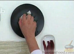 Суши Тэка-маки: Смочить руки в кипяченой воде (с добавлением рисового уксуса). Мокрыми руками взять рис и слегка сжать его в ладони.