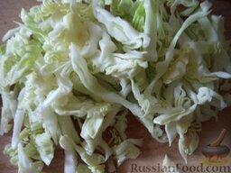 Сырный салат с овощами: Молодую капусту нашинковать соломкой.