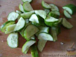 Сырный салат с овощами: Огурцы помыть и нарезать тонкими полукольцами.