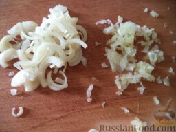 Сырный салат с овощами: Лук репчатый почистить, помыть, нарезать тонкими полукольцами. Чеснок очистить, раздавить в чесночнице или мелко порубить ножом.