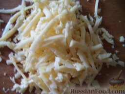 Сырный салат с овощами: Твердый сыр натереть на крупной терке.