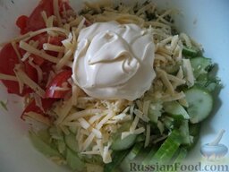 Сырный салат с овощами: Все овощи соединить в салатнике. Посолить, поперчить. Заправить сметаной.