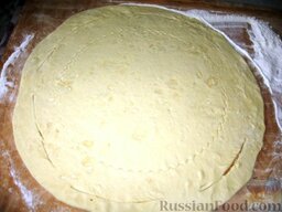 Пирог с копченостями и сулугуни: Разморозить тесто и раскатать в большой круг. По краю круга сделать 6 надрезов.