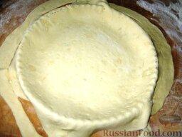 Пирог с копченостями и сулугуни: Перенести тесто с помощью скалки в форму для выпечки.