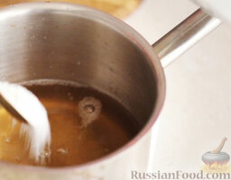 Быстрые маринованные огурцы с тмином: Добавить соль и сахар.