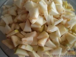 Жареные пирожки с яблоками: Тем временем приготовить начинку. Яблоки вымыть, очистить (я не очищала тонкую кожуру), вырезать сердцевину. Нарезать яблоки небольшими кусочками.