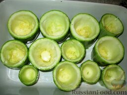 Кабачки, фаршированные зеленью: Смазать кабачки растительным маслом и выложить на противень. Поставить в разогретую до 180 градусов духовку на 15 минут.