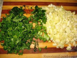 Кабачки, фаршированные зеленью: Измельчить кабачковые сердцевинки. Мелко порезать зеленый лук,  зелень и шпинат.
