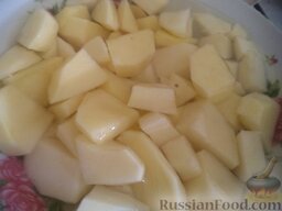 Красный борщ с курицей: Почистить и помыть картофель, нарезать кубиками.