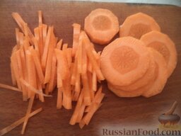 Красный борщ с курицей: Почистить и помыть морковь.  Морковь нарезать тонкой соломкой.