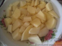 Рассольник с копченой курицей: Почистить и помыть картофель, нарезать кубиками.