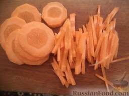 Рассольник с копченой курицей: Морковь почистить, помыть, нарезать тонкой соломкой.
