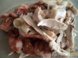 Рассольник с копченой курицей: Готовое мясо вынуть. Охладить. Отобрать от костей.