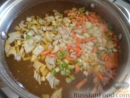 Рассольник с копченой курицей: В бульон выложить перловку, картофель, половину лука и моркови. Варить 20 минут.