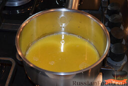 Салат с сельдью: Апельсин разрезать пополам, выдавить сок. Вылить сок в сотейник, добавить щепотку сахара и варить на маленьком огне 10 минут, остудить.