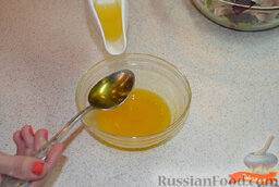 Салат с сельдью: Добавить в сок масло, перец молотый и взбить вилкой.