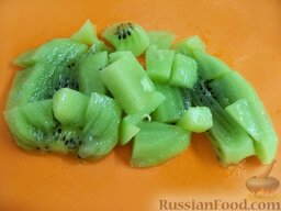 Витаминный фруктовый десерт: Киви почистите, помойте и порежьте на кубики.