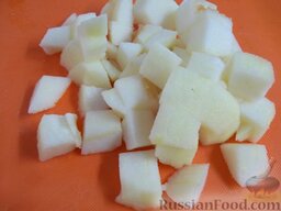 Витаминный фруктовый десерт: С яблок удалите сердцевину, очистите от кожуры и порежьте на кубики.