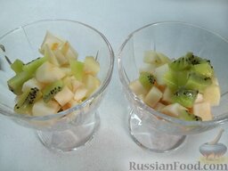 Витаминный фруктовый десерт: Выложите яблоки пропорционально в каждую пиалу.