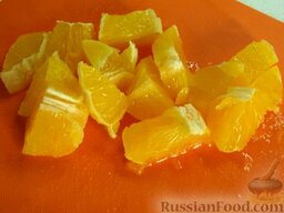 Витаминный фруктовый десерт: Апельсин вымойте, очистите от кожуры и порежьте на дольки.