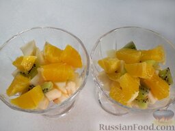 Витаминный фруктовый десерт: Дольки апельсина выложите в пиалу ко всем фруктам.