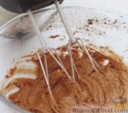 Маффины с шоколадом: Как приготовить маффины с шоколадом:    1. Включить духовку для предварительного разогрева до 180 градусов. Застелить бумажными розетками 12 формочек для маффинов.    2. В большую миску сложить сливочное масло (маргарин), яйцо и насыпать сахар и какао. Сверху насыпать муку и разрыхлитель, перемешать миксером на медленной скорости до однородного состояния.
