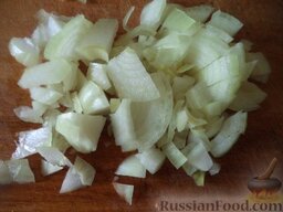 Овощное рагу с рисом: Как приготовить овощное рагу с рисом:    Почистить, помыть репчатый лук, нарезать кубиками.