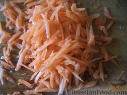 Овощное рагу с рисом: Морковь почистить, помыть, нарезать тонкой соломкой или натереть на крупной терке.