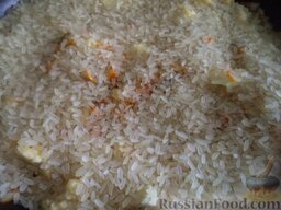 Овощное рагу с рисом: Рис промыть в нескольких водах. Выложить ровным слоем рис.