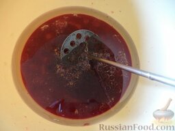 Постная шарлотка с вишней: В миску насыпать сахар, ванильный сахар. Добавить фруктовый сок и растительное масло. Перемешать, добавить разрыхлитель и соль.