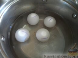 Окрошка на кефире с копченой колбасой: Как приготовить окрошку на кефире:    Яйца положить в кастрюлю, залить холодной водой, посолить, довести до кипения. Варить 10 минут на среднем огне. Воду слить. Залить холодной водой.