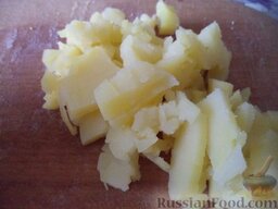Окрошка на кефире с копченой колбасой: Вареный картофель очистить, нарезать кубиками.