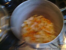 Жареные куриные потрошки с гарниром из молодых кабачков: Тем временем займемся приготовлением гарнира: обжарим прямо в кастрюле лук и морковку (шинкуем все по желанию).