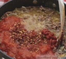 Мясной соус с фасолью: 3. Ввести в сотейник чеснок, через несколько секунд ввести резаные помидоры, фасоль, бульон, томатную пасту и красный перец.