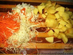 Суп с фрикадельками из сельди: Очистить овощи. Мелко нарезать лук. Мелкой соломкой натереть морковь и сельдерей. Картофель порезать кубиками.