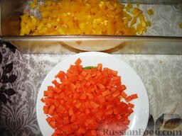 Овощная запеканка с кабачками: Мелкими кубиками порезать лук, перец и морковь. Более крупными кубиками порезать помидоры.