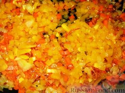 Овощная запеканка с кабачками: На половине масла спассировать лук и морковь, добавить перец. Потушить 5 минут.