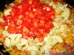 Овощная запеканка с кабачками: Добавить цветную капусту, фасоль и помидоры. Посолить и поперчить по вкусу, приправить травами. Перемешать и тушить 5-7 минут.