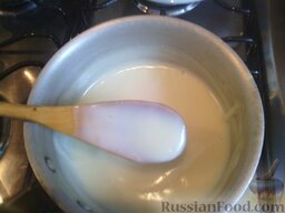 Ватрушки "Яичница": Когда молоко закипит, при постоянном помешивании, тонкой струйкой влить приготовленную смесь и проварить до загустения.