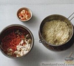 Вермишель с куриным мясом и креветками: 1. Вермишель приготовить в подсоленной воде, согласно инструкции на упаковке.    2. В большую салатную миску сложить лук, ростки фасоли, красный болгарский перец, куриное мясо и креветки, перемешать. Лапшу осушить и выложить в миску с овощами.