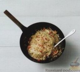 Вермишель с куриным мясом и креветками: 3. В воке или другой большой сковороде разогреть растительное масло, выложить содержимое миски и жарить на сильном огне, помешивая, около 4 минут.