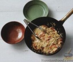 Вермишель с куриным мясом и креветками: 4. Затем ввести в сковороду соевый соус и кунжутное масло, хорошо перемешать.    5. Подавать вермишель в порционных тарелках, посыпав кунжутом и зеленым луком.