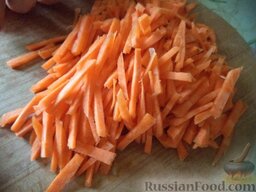 Постные котлеты из морской рыбы, в томатной подливке: Морковь почистить, помыть, нарезать тонкой соломкой (или натереть на крупной терке).