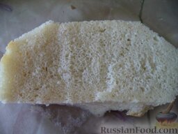 Постные котлеты из морской рыбы, в томатной подливке: Хлеб белый (или булочку) намочить в воде. Корочки у хлеба рекомендую обрезать.
